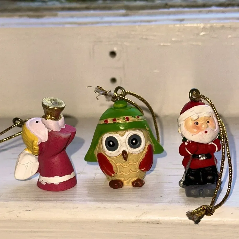 Lot of‎ 13 small resin plastic Christmas tree ornaments